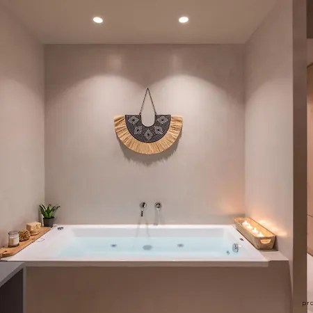 Boho-romance Oasis / Love & Luxury Hot Tub Apartment *